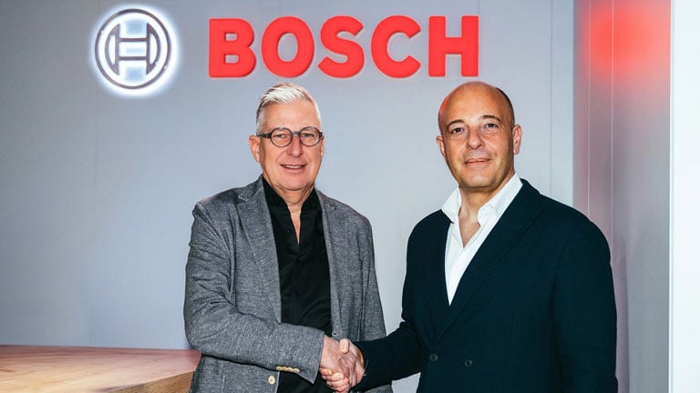 Johannes-Jörg Rüger, PhD, and Cosimo De Carlo reaffirm the collaboration between Bosch Engineering and the EDAG Group.